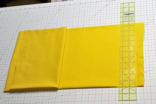Step 3 Align fold with horizontal measurement line on cutting mat. Align ruler measurement line along fold.