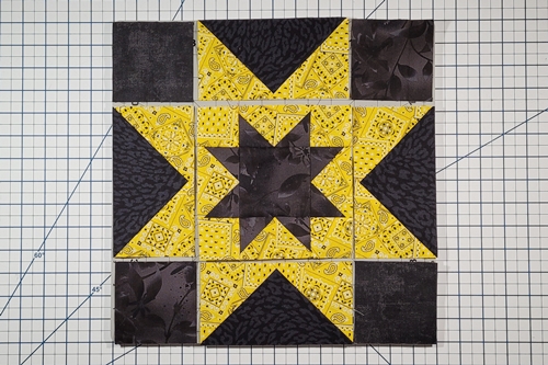 Picture of a radiating (expanding) sawtooth star quilt block layout.